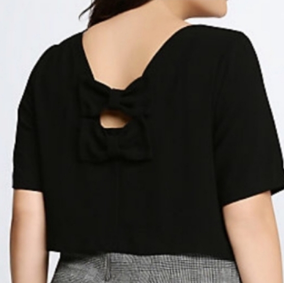 Torrid cropped top with bow accents on the back - Picture 5 of 8